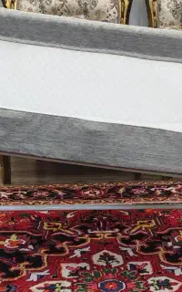 تخت کنار مادر