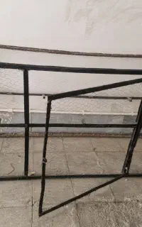 قفس آهنی و توری بزرگ