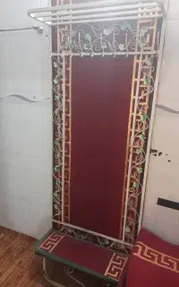 تابلو عتیقه و اویز لباس