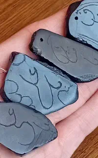 آویز های سنگ شبق یا شوه خطی منقش به اذکار مقدس