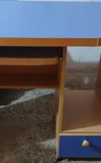 میز مطالعه و کامپیوتر