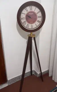 ساعت  پایه دار
