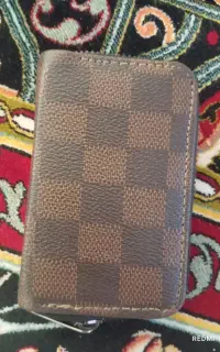 یک کیف پول شبیه کیف پول توعکس فقط رنگش مشکی گمشده