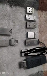 فلش رم4گیگ کلگی و کابل شارژر