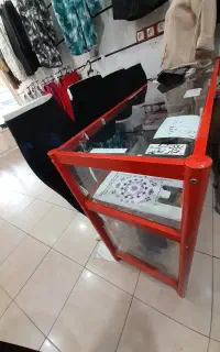 ویترین مغازه  و مانکن پا و رگال