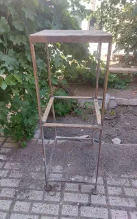 چهار پایه فلزی