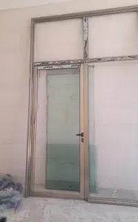 درب مغازه آلومیونی با شیشه در حد