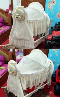 گهواره نوزاد شیک و در حد نو (به همراه تور و عروسک)