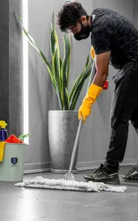 یک نفر اقا برای نظافت سوئیت