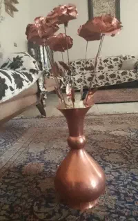 گلدان مس با 8عدد شاخه گل رز بزرگ