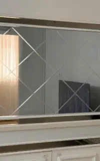 آیینه و کنسول تمیز و درحد نو