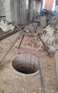 مغنی.   چاه کن حفر استخر