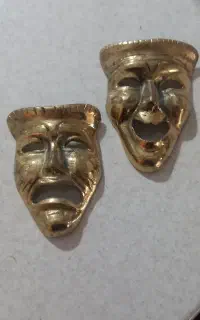 یک جفت صورت برنجی گریان وخندان