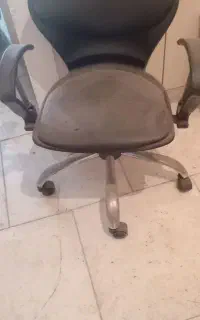 صندلی چرم درحد نو  نو