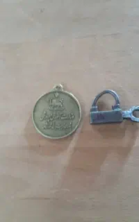 قفل قدیمی 2 سانتی و مدال قدیمی
