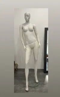 مانکن زنانه ایستاده