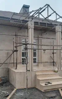 کارگر برای کاشی کاری داخل ساختمان دست به اچار