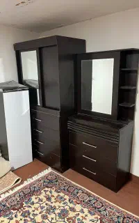 میز آرایشی کمد لباسی. تخت خواب