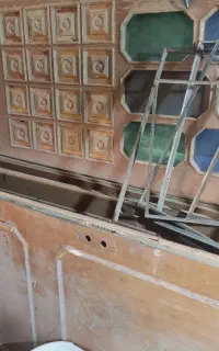 درب چوبی سالم و شکسته ضایعات