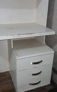 کتابخانه و میز تحریر