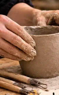 ورکشاپ سفالگری با  دست و نقاشی زیر لعابی