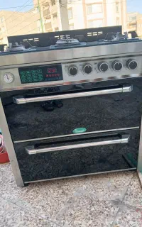 اجاق گاز و مقداری وسایل