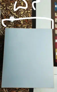 میز تحریر نشسته