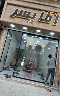 شیشه مغازه،سوپر کلیر،با فریم آلمنیوم مشکی