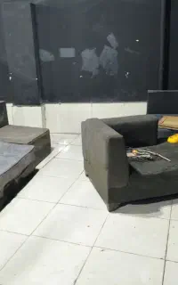تعدادی مبل ست به اندازه ۴۰ نفر