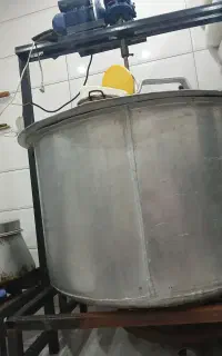 پاتیل ۵۰۰ کیلویی اش