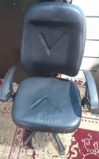 صندلی چرخدار و میزان کامپیوتر