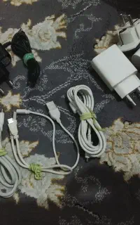 چند عدد شارژر اضافی شیاومی و سامسونگ و آداپتور