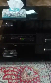 میز شیشه ای زیر تلوزیون در حد نو وخیلی قوی