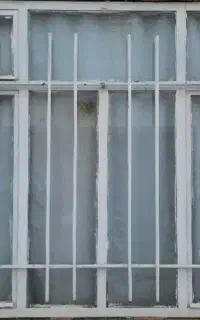 پنجره فلزی سنگین نرده دار
