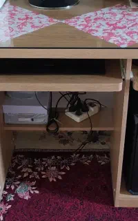 میز کامپیوتر در حد نو
