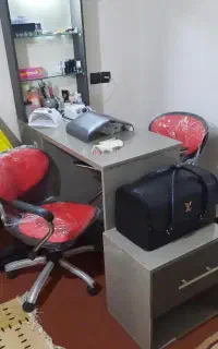میز ناخن و صندلی گردون