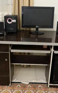 فروش کامپیوتر و میز