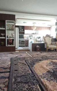 خدمات نظافتی منزل و پله توسط کارگرجوان فرض