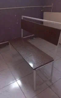نیمکت،و برخی ملزومات مناسب برای کارگاه خیاطی