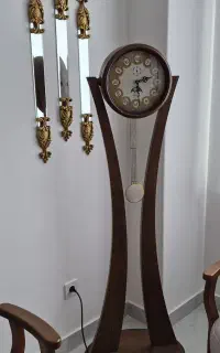 ساعت ایستاده کنار سالنی برند لوتوس