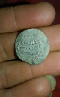 سکه قدیمی نقره و فسیل
