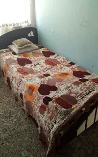 یک عدد تخت خواب یک نفره