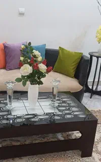 فروش ست مبل ۷ نفره شیک و تمییز با یک‌ جلومبلی
