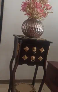 میز تلفن و گلدان