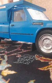 ماشین نیسان و جرثقیل بزرگ