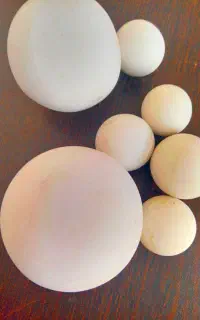 فروشی تعدادی سنگ آسیاب همه سفید
