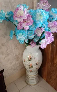 گلدان کنار سالنی  به همراه گل و گلدان رومیزی
