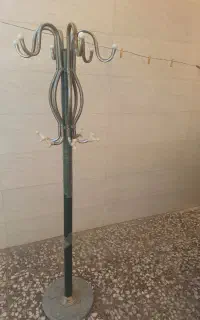 چوب‌لباسی ایستاده