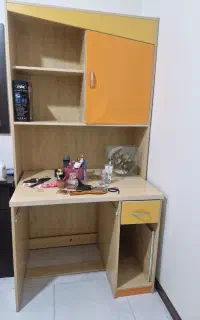 میز کامپیوتر و کتابخانه