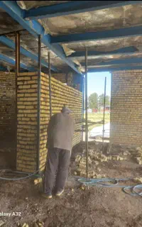 استاد کار انجام. کاشی کاری .دیوار چینی. .برق کشی